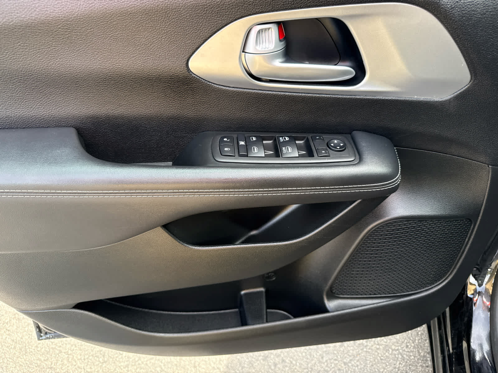 Used 2024 Chrysler Pacifica Touring FWD image 10