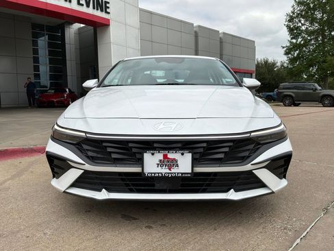 Used 2025 Hyundai Elantra SEL FWD image 3