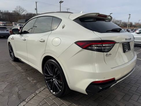 Used 2022 Maserati Levante Trofeo image 10