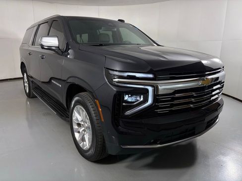 Used 2025 Chevrolet Suburban Premier image 2