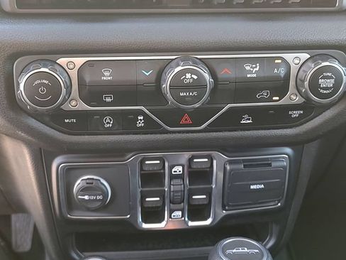 Used 2024 Jeep Gladiator Sport AWD/4WD image 18