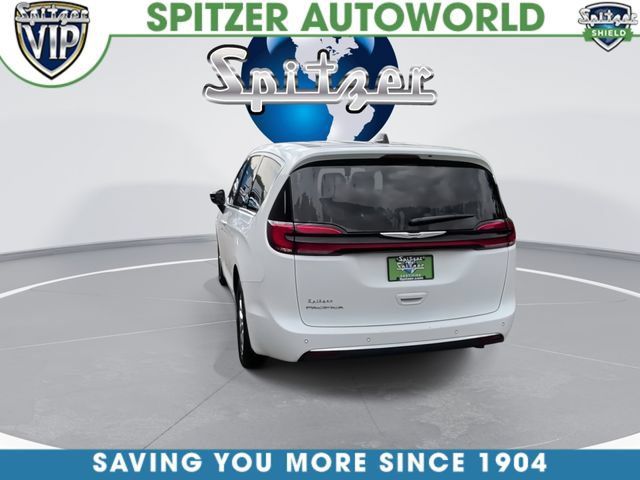 Used 2024 Chrysler Pacifica Touring-L FWD image 8