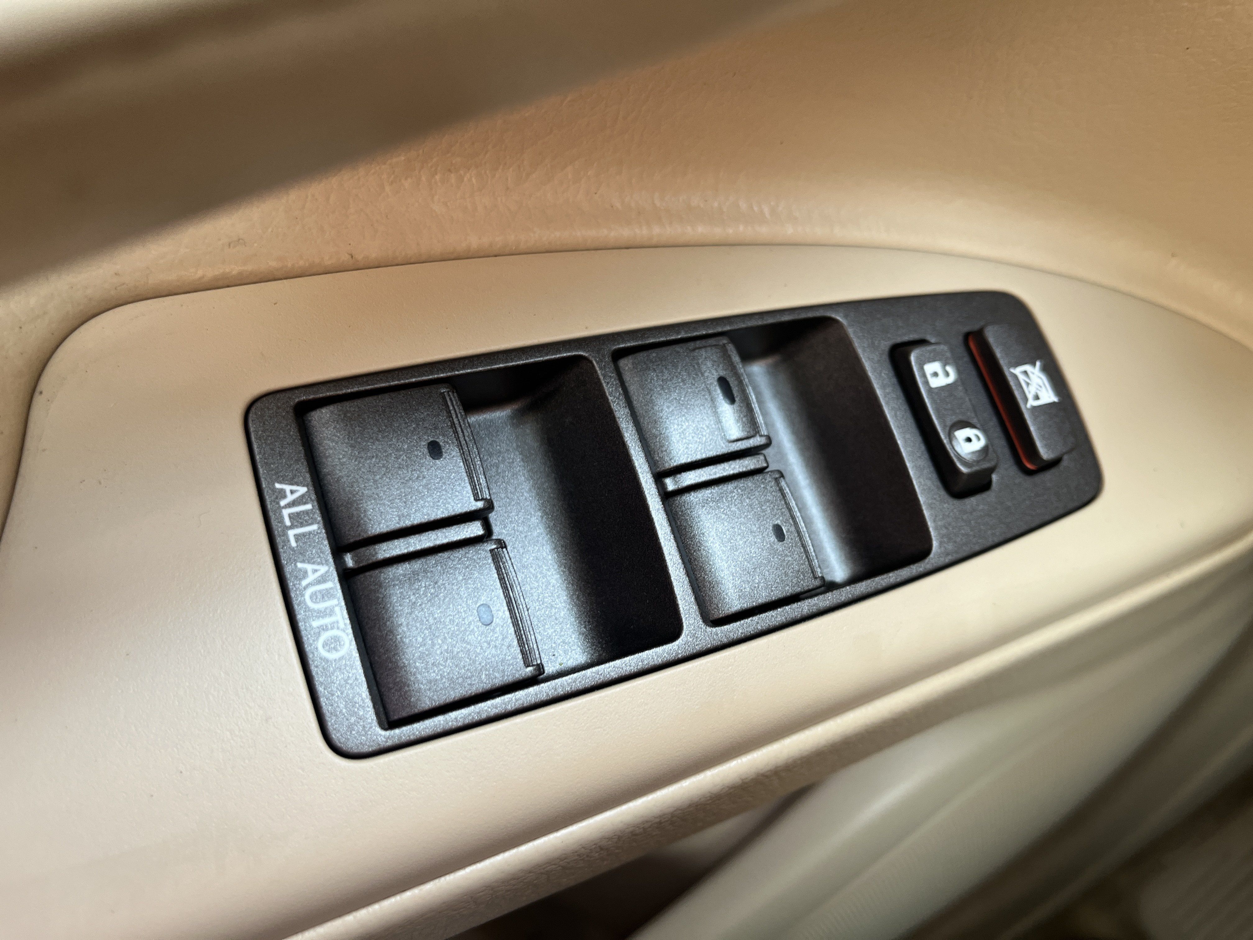 Used 2011 Lexus LX 570 4WD w/ Luxury Pkg image 24