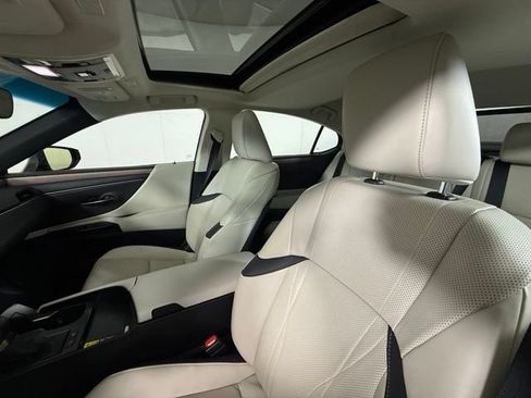 Used 2025 Lexus ES 300h w/ Technology Package FWD image 18