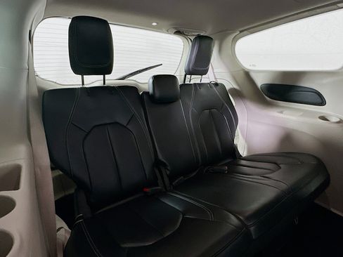 Used 2023 Chrysler Pacifica Touring-L image 25