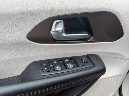 Used 2018 Chrysler Pacifica Touring-L w/ Advanced Safetytec Group image 29