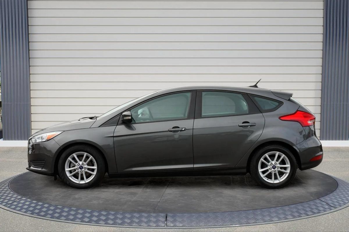 Used 2018 Ford Focus SE w/ Cold Weather Package FWD image 4
