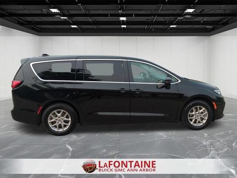 Used 2024 Chrysler Pacifica Touring-L FWD image 9