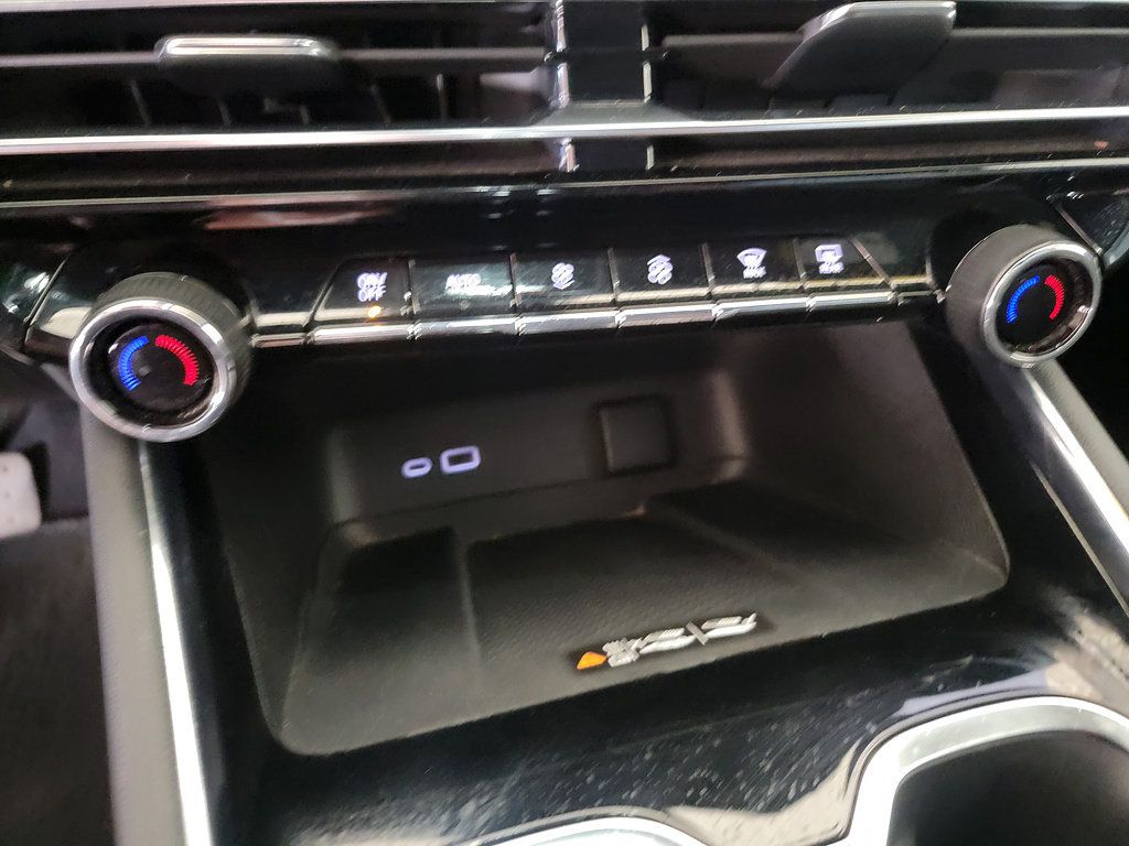 Used 2025 Chevrolet Traverse LT FWD image 11