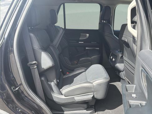 Used 2025 Ford Expedition Platinum image 39