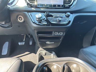 Used 2025 Chrysler Pacifica Select