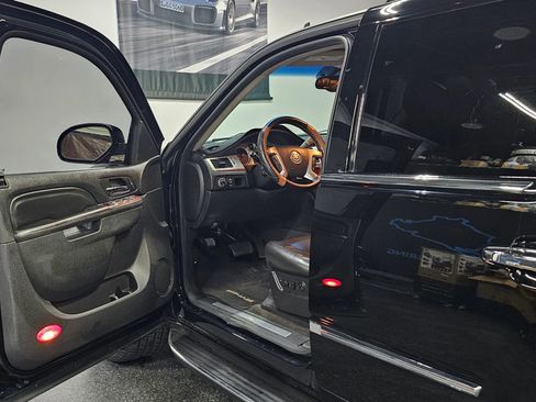 Used 2013 Cadillac Escalade 2WD image 14