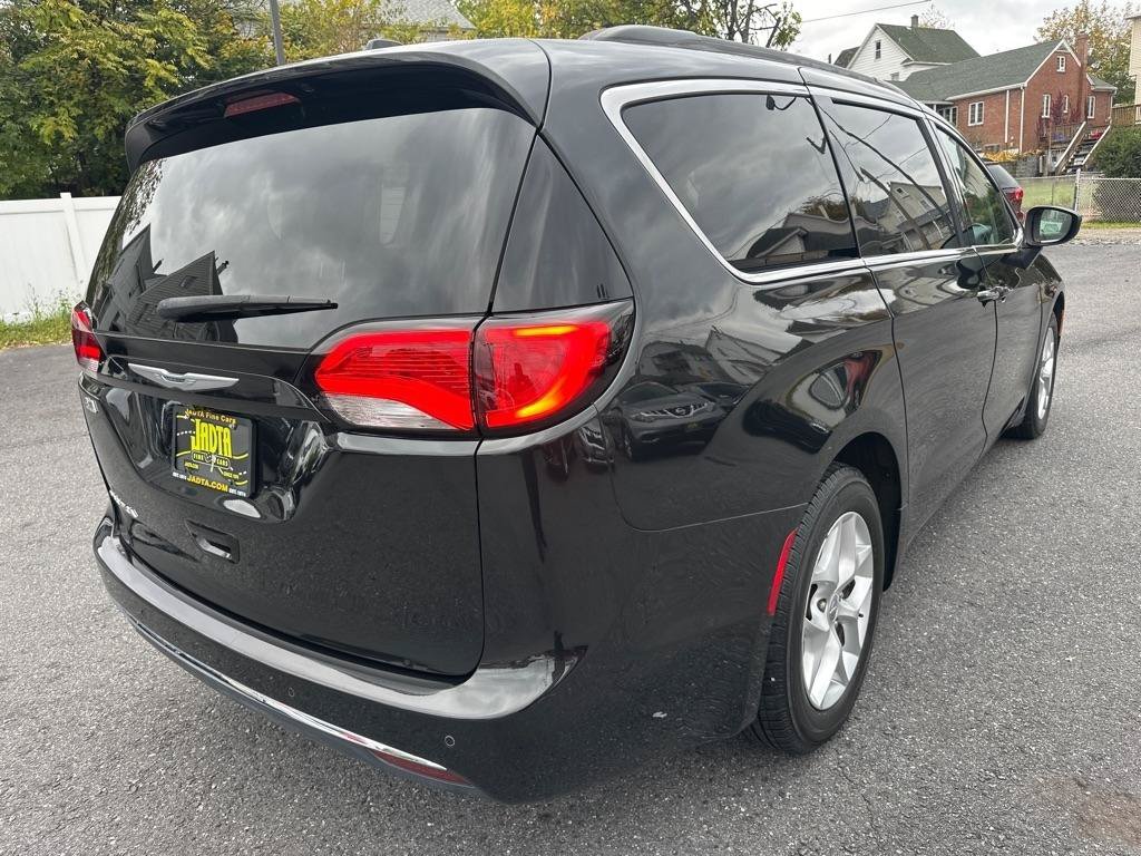 Used 2017 Chrysler Pacifica Touring Plus w/ Tire & Wheel Group FWD image 6