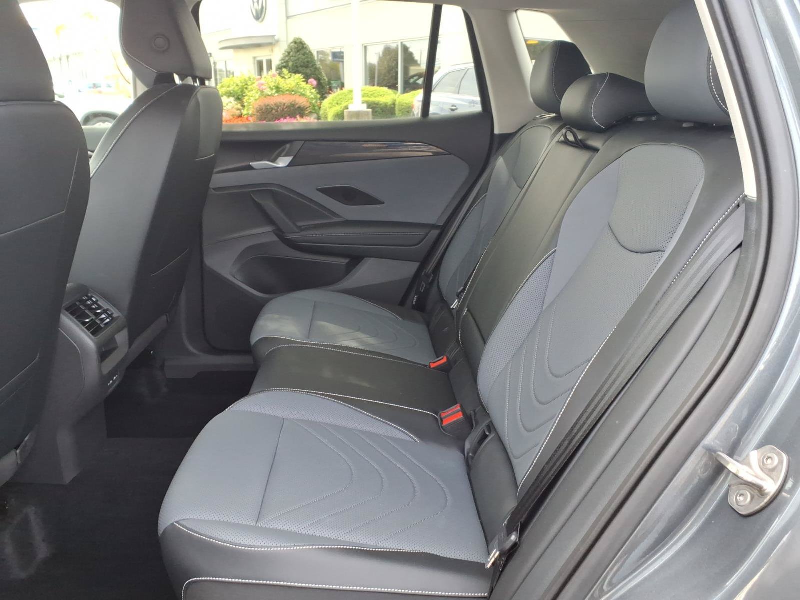 Used 2025 Volkswagen Tiguan SE AWD/4WD image 16