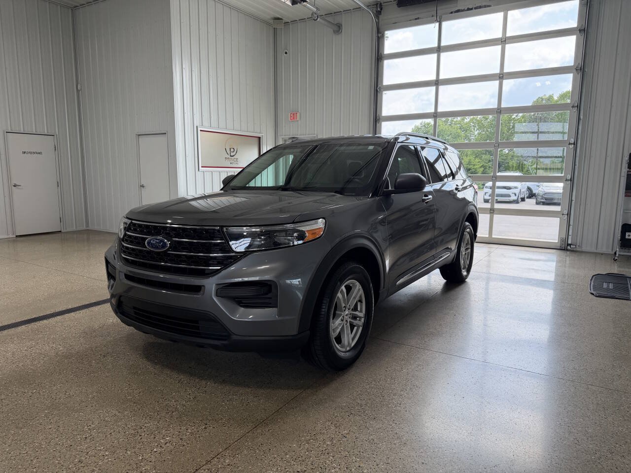 Used 2023 Ford Explorer XLT AWD/4WD image 2