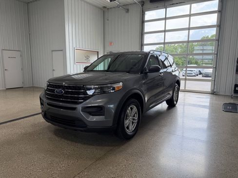 Used 2023 Ford Explorer XLT AWD/4WD image 2