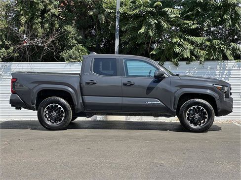 Used 2024 Toyota Tacoma SR5 AWD/4WD image 9