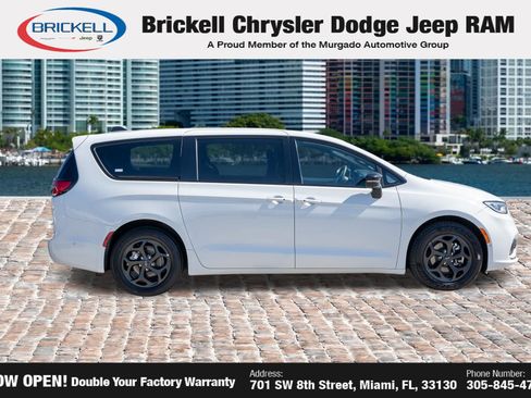 Used 2024 Chrysler Pacifica Limited FWD image 4