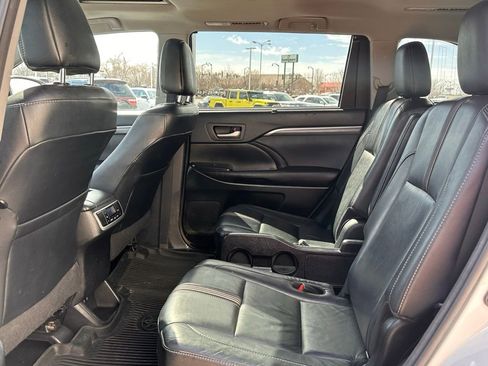 Used 2017 Toyota Highlander SE w/ Carpet Mat Package image 14
