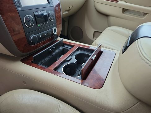 Used 2013 Chevrolet Avalanche LTZ image 29