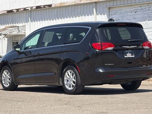 Used 2023 Chrysler Voyager LX FWD image 6