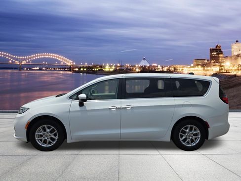 Used 2023 Chrysler Pacifica Touring-L FWD image 2