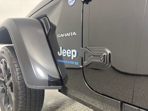Used 2024 Jeep Wrangler Unlimited Sahara w/ Dual Top Group AWD/4WD image 7