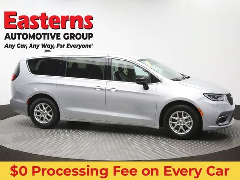 Used 2024 Chrysler Pacifica Touring-L FWD image 47