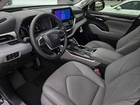 Certified 2026 Toyota Highlander Platinum AWD/4WD image 7