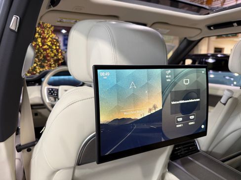 Used 2025 Land Rover Range Rover SV image 9