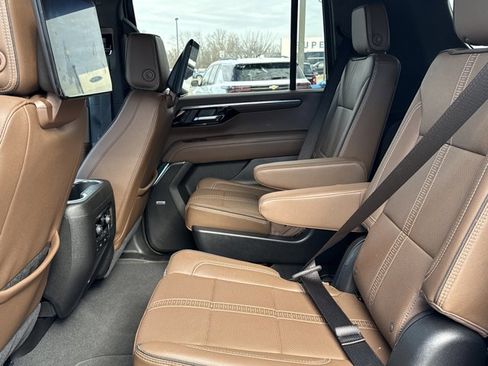 Used 2025 Chevrolet Suburban High Country image 6