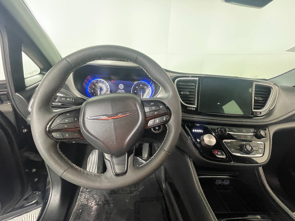 Used 2024 Chrysler Pacifica Limited w/ S Appearance Package FWD image 15