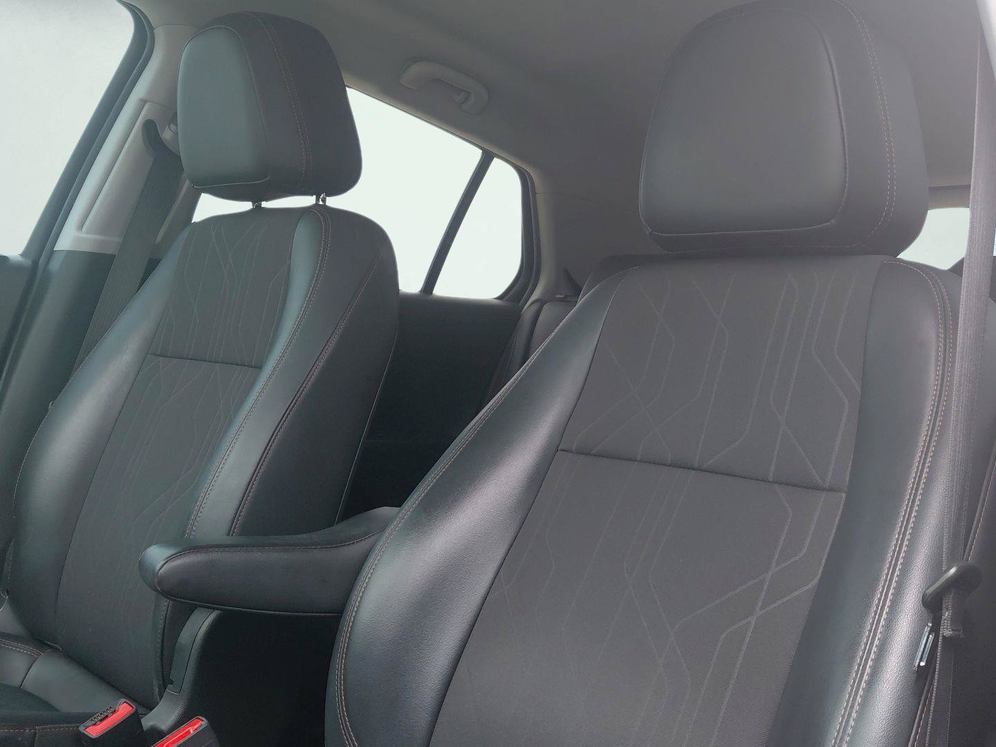 Used 2019 Chevrolet Trax LT w/ LT Convenience Package FWD image 2