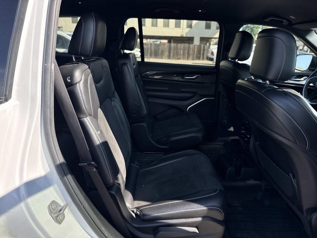 Used 2022 Jeep Grand Cherokee L Laredo RWD image 9