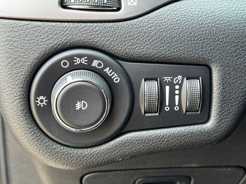Used 2019 Jeep Cherokee Latitude Plus w/ Cold Weather Group AWD/4WD image 18
