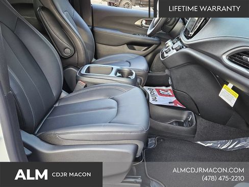 New 2026 Chrysler Pacifica Select FWD image 17