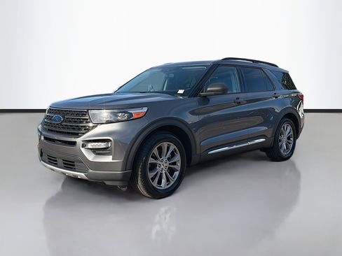 Used 2022 Ford Explorer XLT w/ Equipment Group 202A image 7