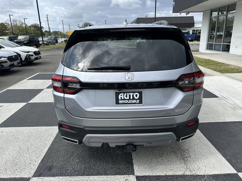 Used 2025 Honda Pilot Touring image 4