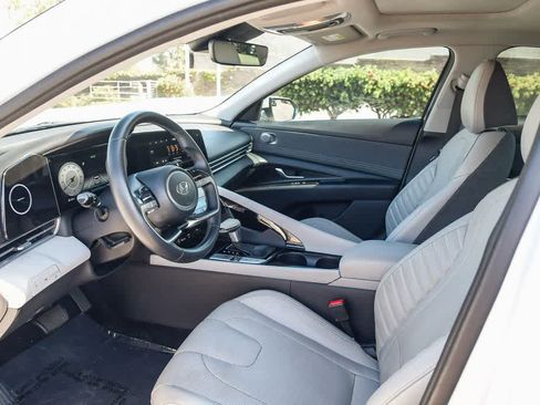 Used 2021 Hyundai Elantra Limited image 16