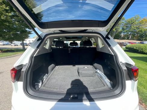 Certified 2022 Volkswagen Tiguan SE w/ Panoramic Sunroof Package image 23