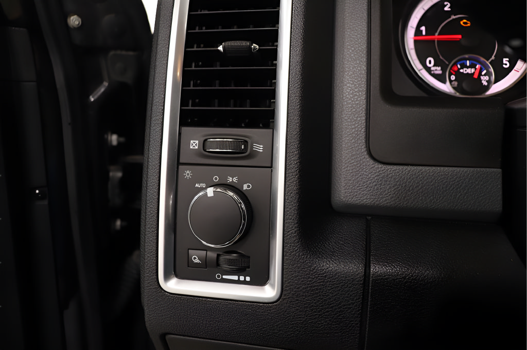 Used 2018 RAM 1500 Classic SLT AWD/4WD image 16