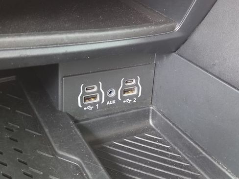Used 2025 Chrysler Pacifica Limited FWD image 16