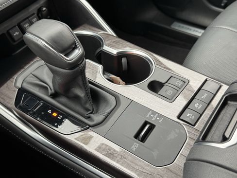 Used 2021 Toyota Highlander Limited image 34