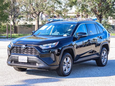 Used 2025 Toyota RAV4 XLE image 3