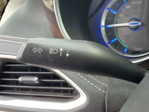 Used 2021 Chrysler Pacifica Limited w/ Uconnect Theater Family Group FWD image 22