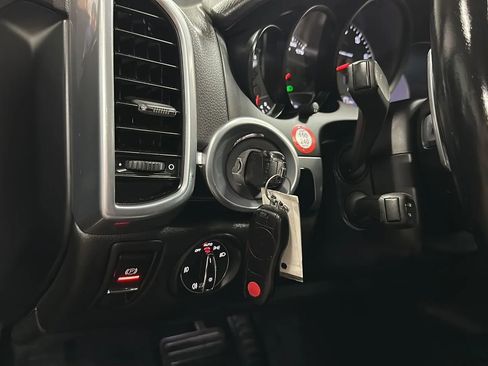 Used 2018 Porsche Cayenne Platinum Edition image 30