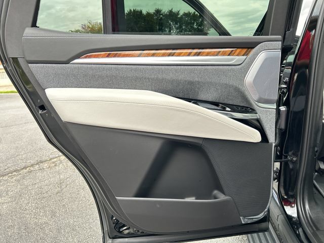 Used 2025 Cadillac Escalade Sport Platinum w/ LPO, Floor Liner Package AWD/4WD image 33