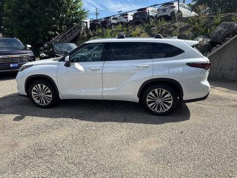 Used 2024 Toyota Highlander Platinum AWD/4WD image 3