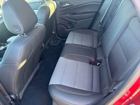 Used 2025 Chevrolet Trax LT w/ LT Convenience Package image 25