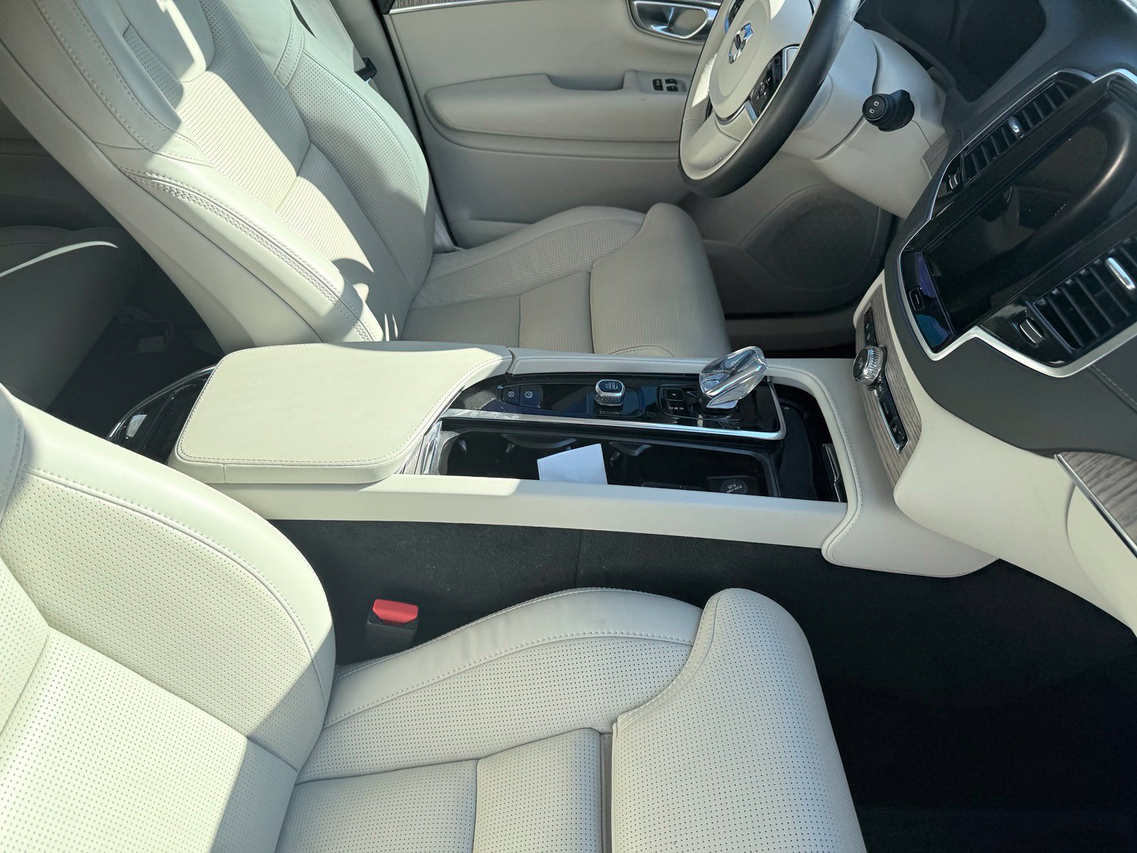 Used 2024 Volvo XC90 T8 Ultimate w/ Protection Package Premier AWD/4WD image 13